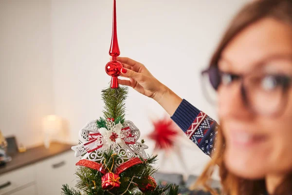 Frau Bereitet Glänzende Dekoration Für Weihnachten Silvester — Stockfoto