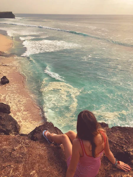 Magányos Lány Ült Egy Magas Sziklán Óceán Felett — Stock Fotó