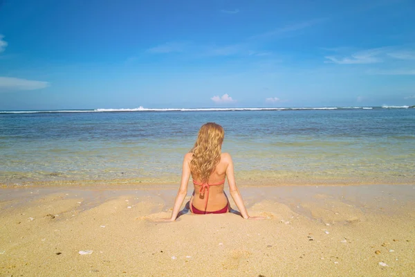 Жінка Лежить Піщаному Пляжі Біля Океану Морської Води — стокове фото