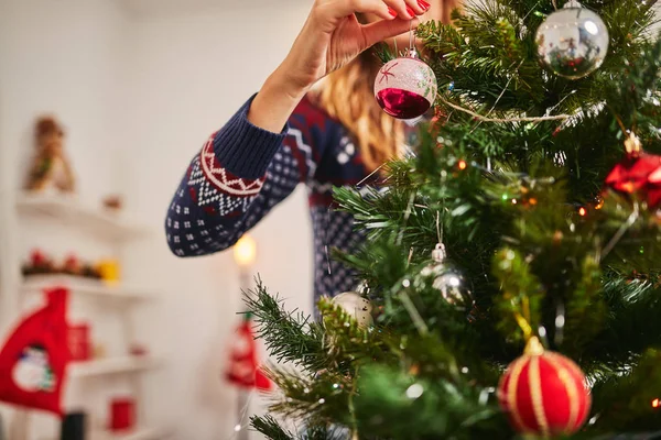 Frau Bereitet Glänzende Dekoration Für Weihnachten Silvester — Stockfoto