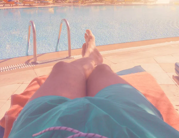 Uomo Che Gode Piscina Una Calda Giornata Estiva — Foto Stock