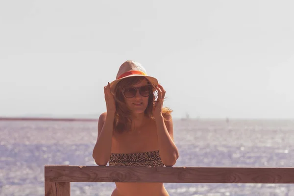 Silueta Una Joven Disfrutando Del Océano Mar —  Fotos de Stock