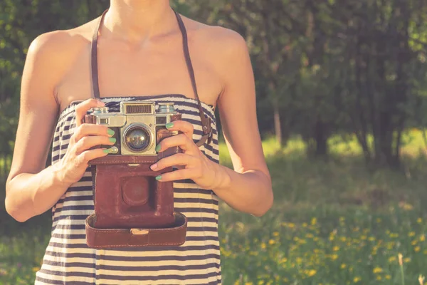 Mädchen Urlauben Vintage Retro Kamera Der Natur — Stockfoto