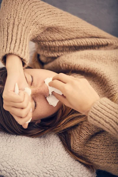 Mujer Enferma Con Infecciones Estacionales Gripe Alergia Acostada Cama — Foto de Stock