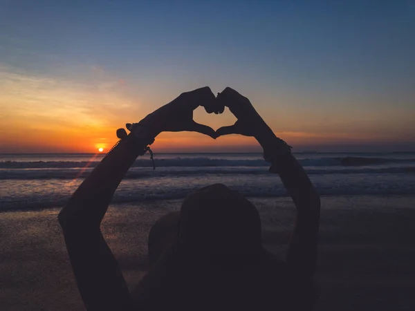 Kız Yapma Kalp Şekil Işaretiyle Eller Üzerinde Deniz Okyanus Günbatımı — Stok fotoğraf