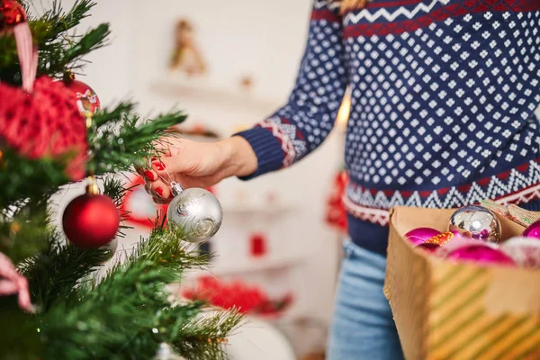 Frau Bereitet Glänzende Dekoration Für Weihnachten Silvester — Stockfoto