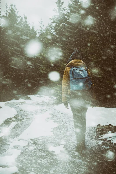 在冬季 秋季穿越崎岖地形的女孩 — 图库照片