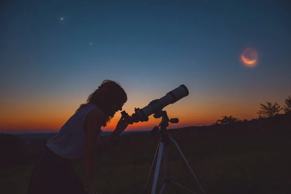 Mädchen Das Die Mondfinsternis Durch Ein Teleskop Betrachtet Meine Astronomische — Stockfoto