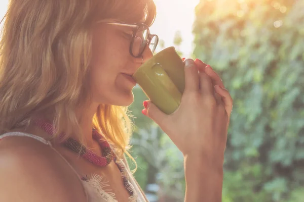 Ragazza Carina Godendo Caffè Del Mattino Sul Portico — Foto Stock