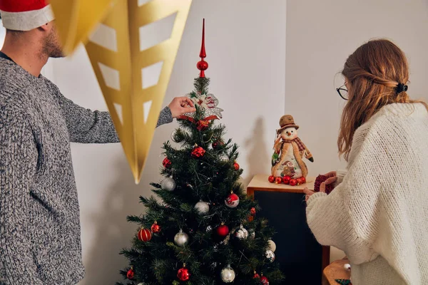 Glückliches Paar Schmückt Baum Für Neujahr Heiligabend — Stockfoto