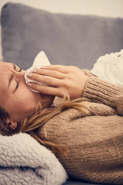 Wanita Sakit Dengan Infeksi Musiman Flu Alergi Berbaring Tempat Tidur — Stok Foto