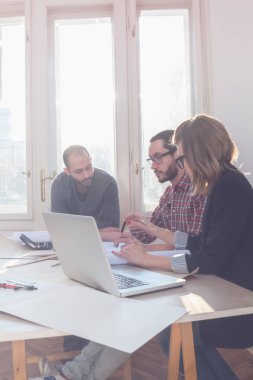 Güneşli ofiste Genç Mimarlar grubu.