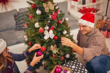 Mutlu çift ağacı Yılbaşı gecesi dekorasyon / Noel arifesi.