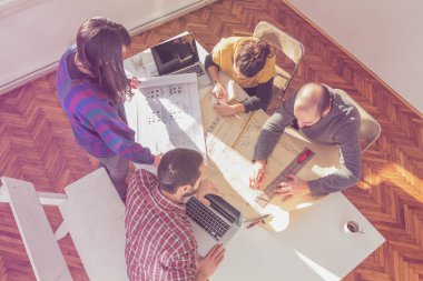 Güneşli ofiste Genç Mimarlar grubu.