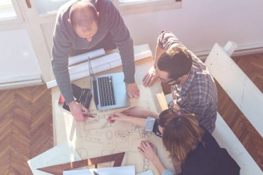 Güneşli ofiste Genç Mimarlar grubu.