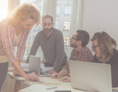 Güneşli ofiste Genç Mimarlar grubu.