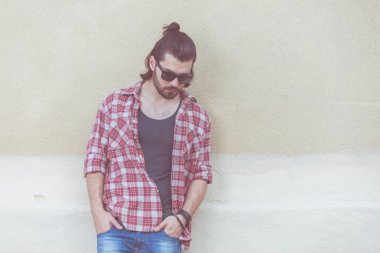 Yakışıklı genç adam sokakta poz.