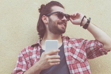 Sokakta bir cep telefonu ile genç adam.
