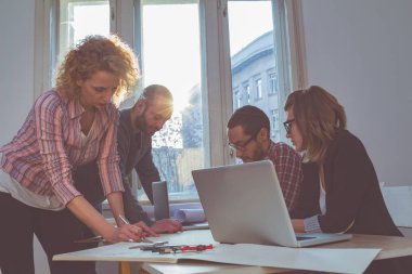 Güneşli ofiste Genç Mimarlar grubu.