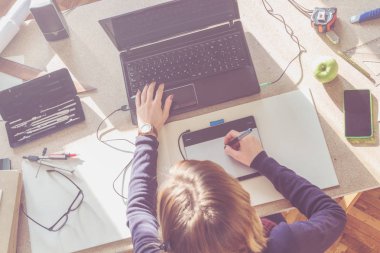 Parlak güneşli oda bir projede çalışan kadın mimar.