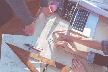 Güneşli ofiste Genç Mimarlar grubu.