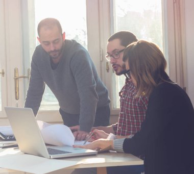 Güneşli ofiste Genç Mimarlar grubu.