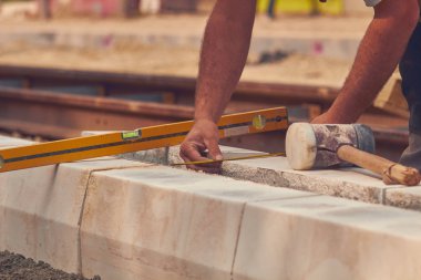 Beton bloklar tesviye teyp ölçme ile gerçek inşaat işçisi.