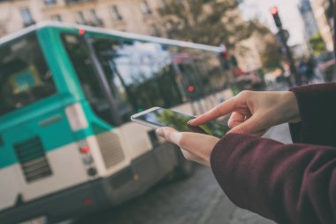 Cep telefonu kullanarak ve karşıdan karşıya geçerken kadın.