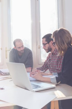 Güneşli ofiste Genç Mimarlar grubu.