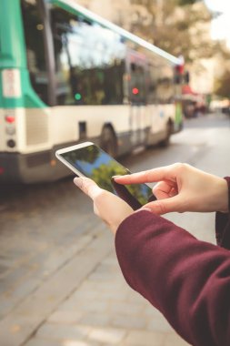 Cep telefonu kullanarak ve karşıdan karşıya geçerken kadın.