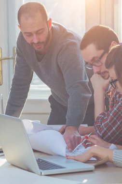 Güneşli ofiste Genç Mimarlar grubu.