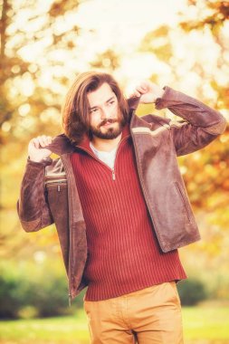 Yakışıklı genç adam giyen deri ceket Sonbahar sezonunda / soğuk hava.