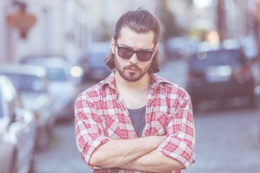 Yakışıklı genç adam sokakta poz.