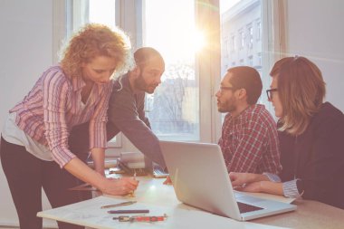 Güneşli ofiste Genç Mimarlar grubu.