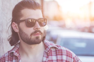 Modern Genç adam sokakta poz.
