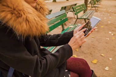 Park sonbahar renkleri ile cep telefonu kullanan kız.
