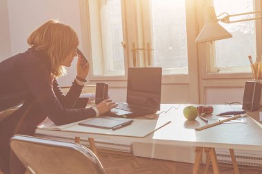 Parlak güneşli oda bir projede çalışan kadın mimar.