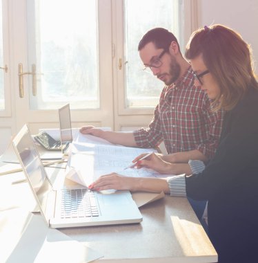 Güneşli ofiste Genç Mimarlar grubu.