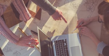 Güneşli ofiste Genç Mimarlar grubu.