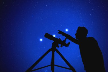 Yıldız izlerken bir teleskop olan adam. İşimin bu görüntü unsurları olan.