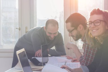 Güneşli bir ofiste Genç Mimarlar grubu.