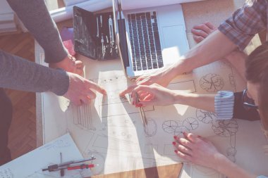 Güneşli ofiste Genç Mimarlar grubu.