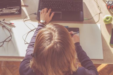 Parlak güneşli oda bir projede çalışan kadın mimar.