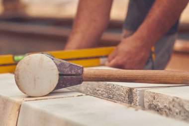 Beton bloklar tesviye teyp ölçme ile gerçek inşaat işçisi.