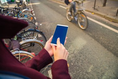 Tehlikeli cep telefonu kullanırken karşıya.