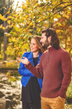 Renkli park açık havada zevk çift sonbaharda sezon.