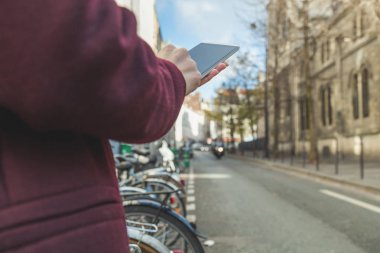 Cep telefonu kullanarak ve karşıdan karşıya geçerken kadın.