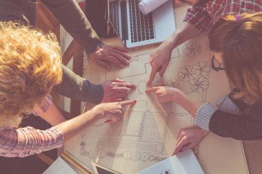 Güneşli ofiste Genç Mimarlar grubu.