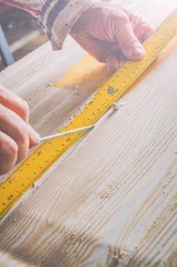 Yapay ahşap doku yapmak için aracını kullanarak sanatçı.