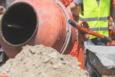 İnşaat işçisi bir çimento üzerinde / beton mikser işi zor iş.